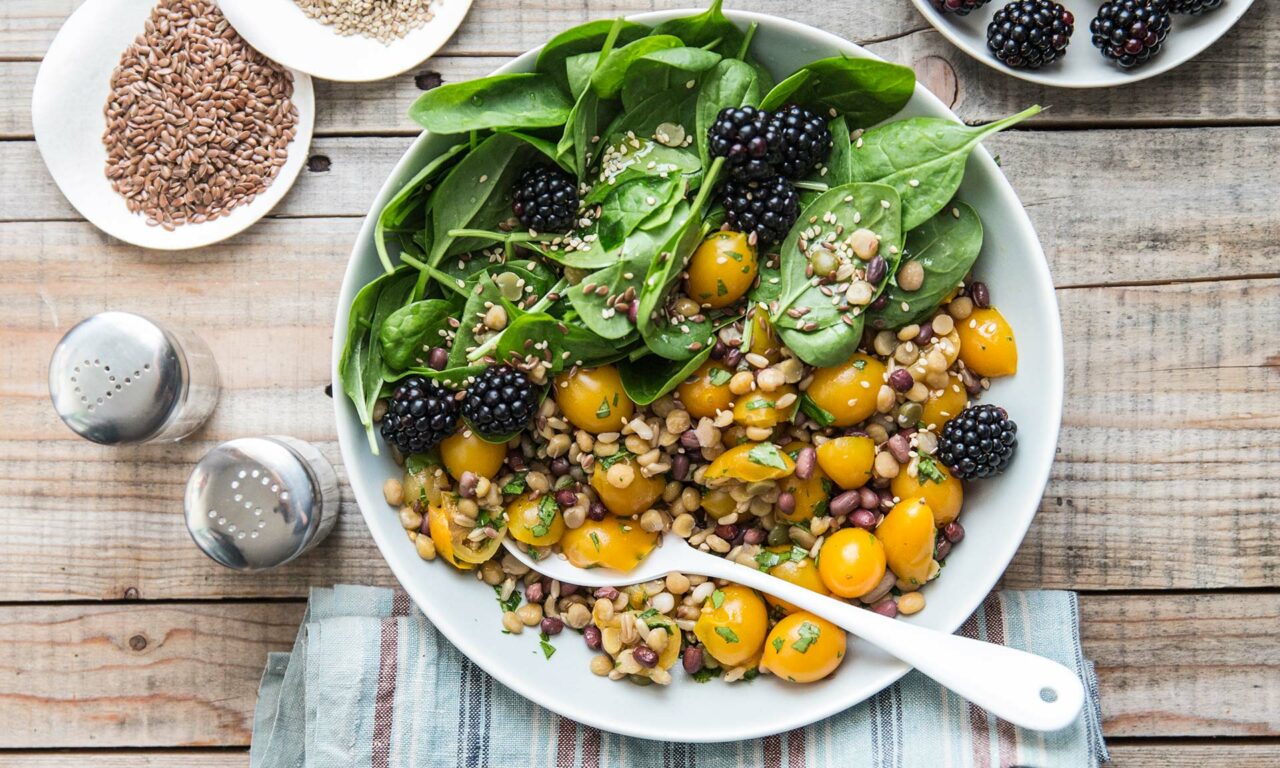 NUTRIGOOD MIX AND OATS SALAD WITH YELLOW CHERRY TOMATOES, BABY SPINACH, AND BLACKBERRIES