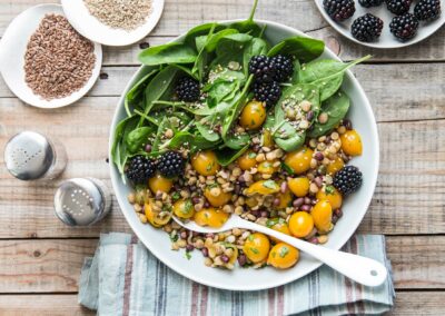 NUTRIGOOD MIX AND OATS SALAD WITH YELLOW CHERRY TOMATOES, BABY SPINACH, AND BLACKBERRIES