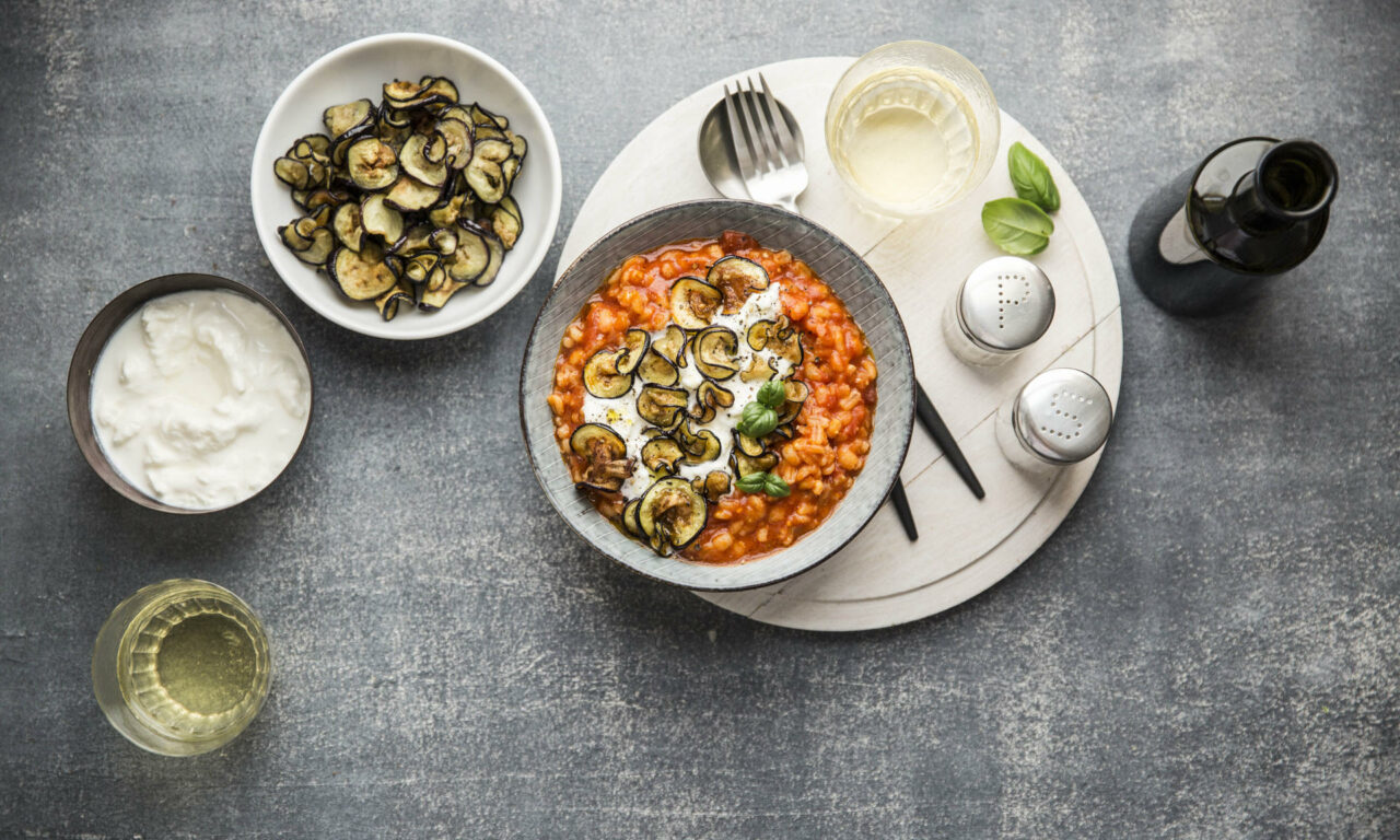RISOTTO DI ORZO AL POMODORO CON STRACCIATELLA DI BUFALA E MELANZANE FRITTE