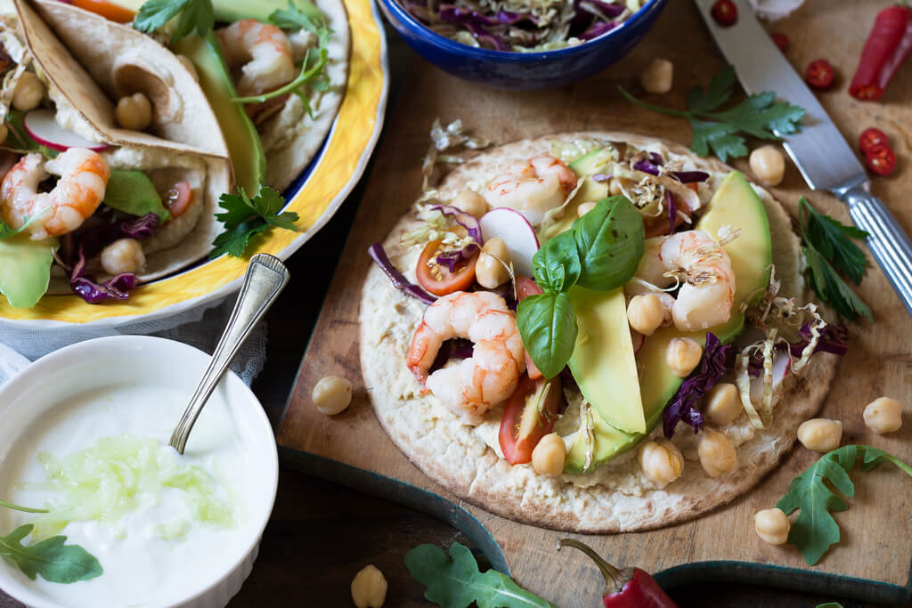 TACOS CON HUMMUS DI CECI E GAMBERI